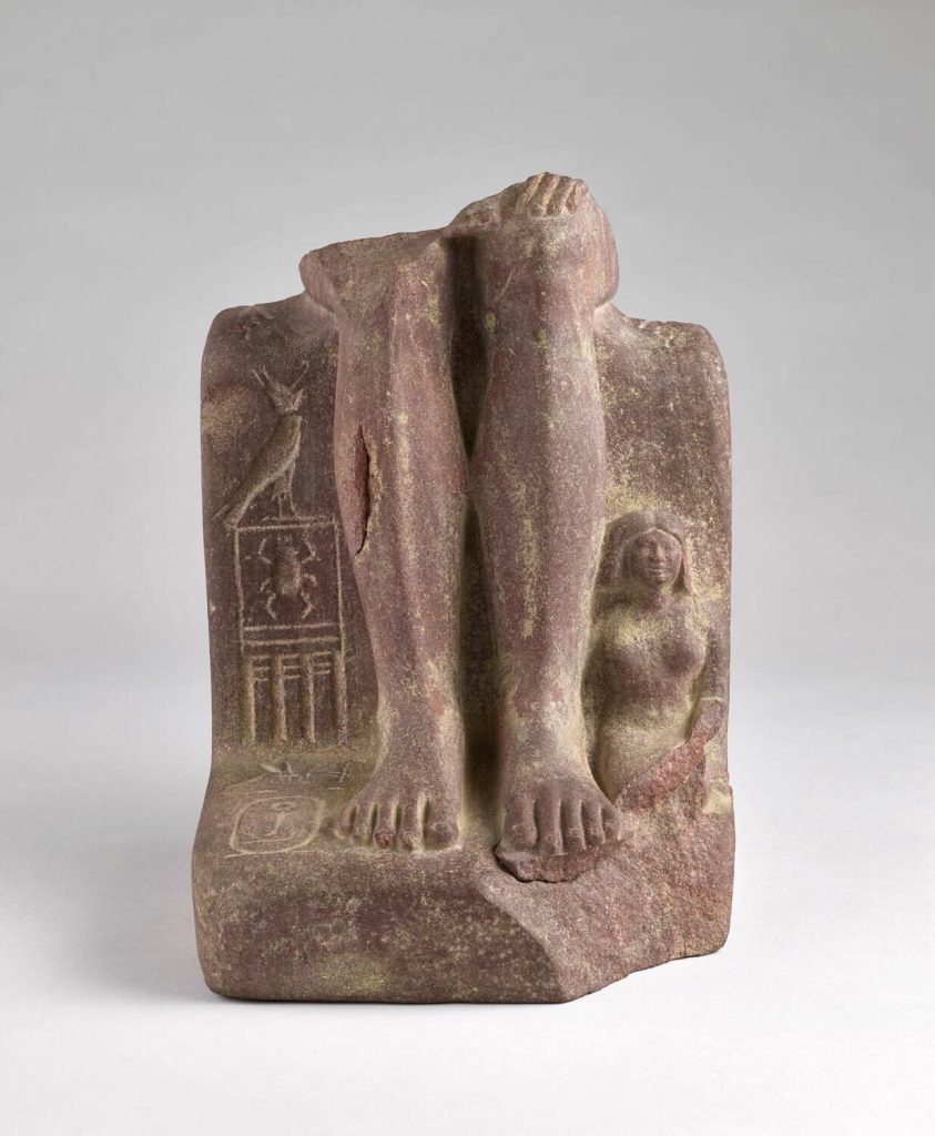 Statyn av en forntida egyptisk man i sin pose.