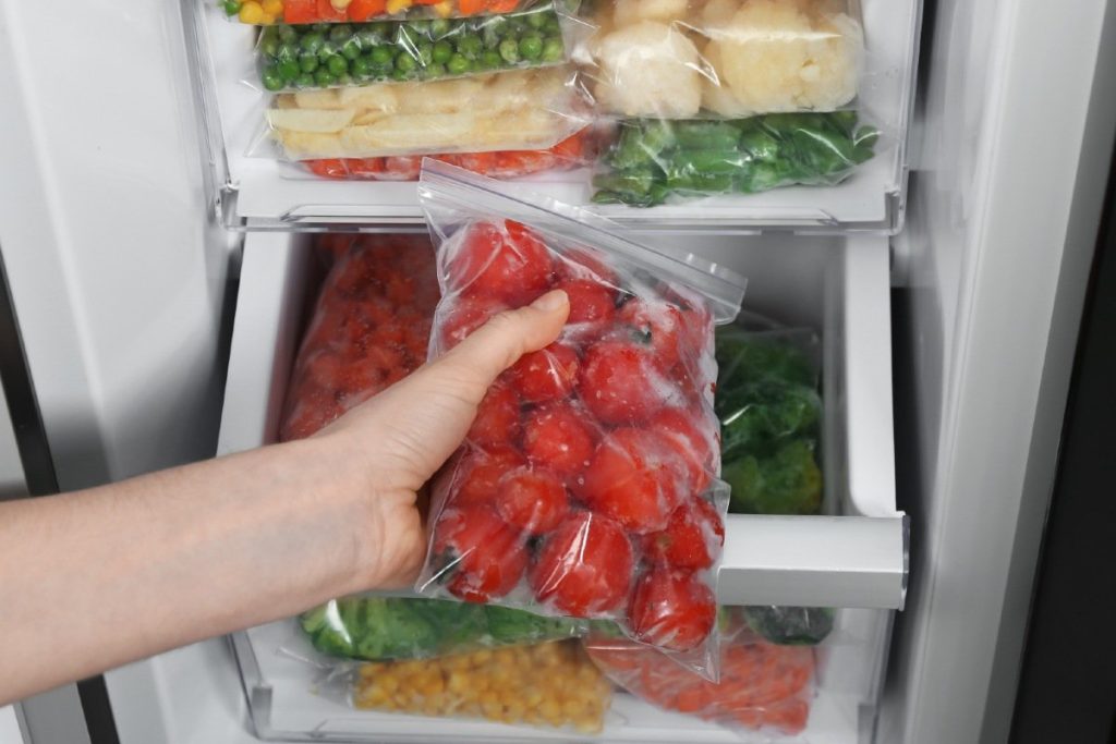 Förvara tomater i kylskåpet för att bevara dem.