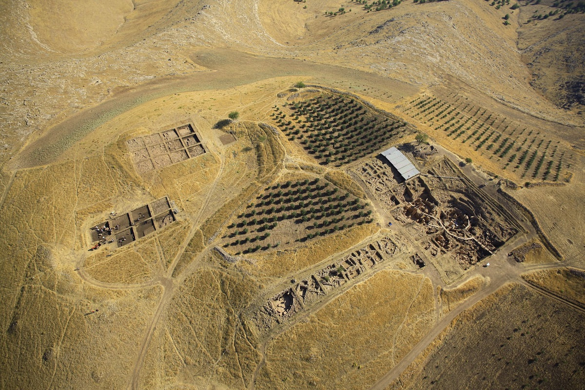 En fågelperspektivvy över dessa utgrävningar.