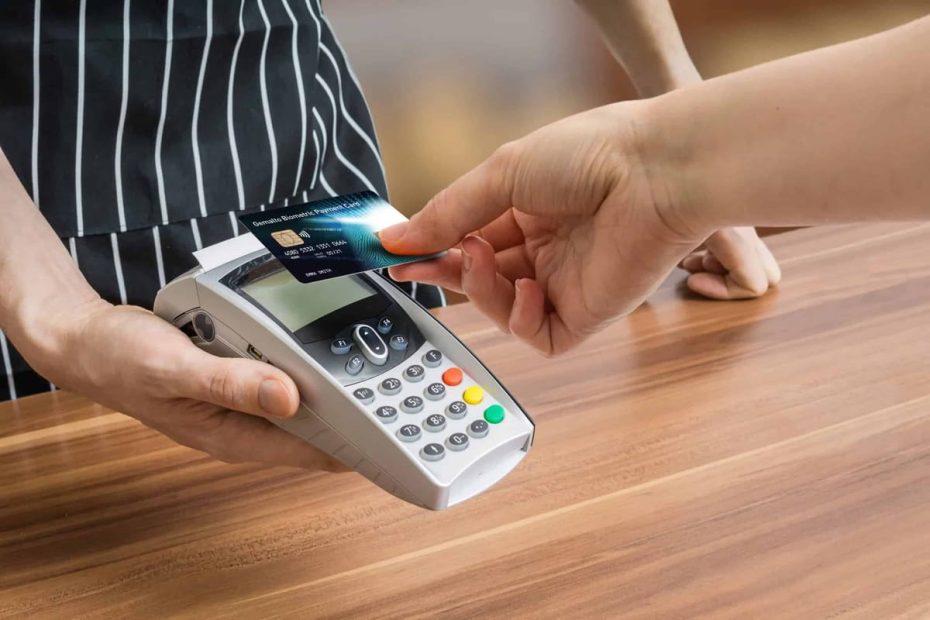 Betal med kort vid en kontantlös betalningsterminal.