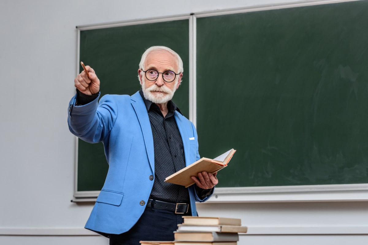 Pensionären arbetade som lärare på en skola.