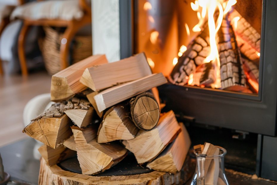 ved brinner i eldstaden.