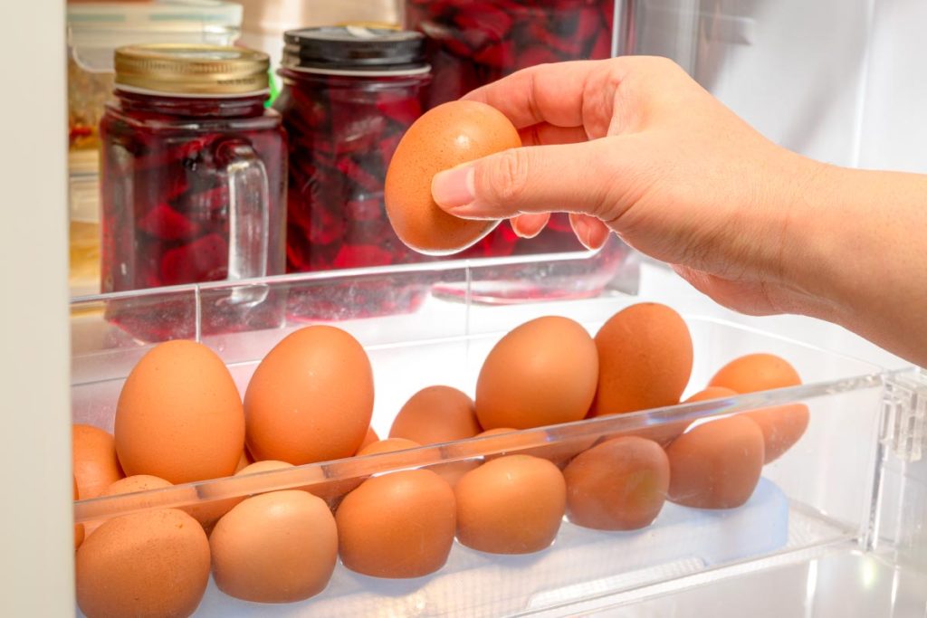 Förvaring av kycklingägg i kylskåp.