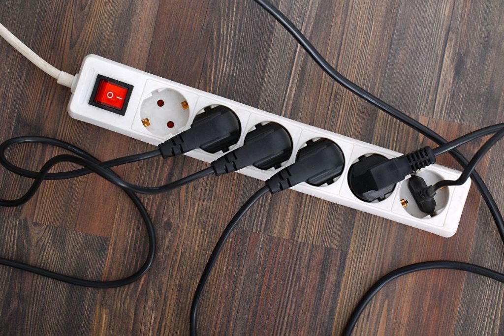 Anslut inte för många apparater till förlängningssladden.