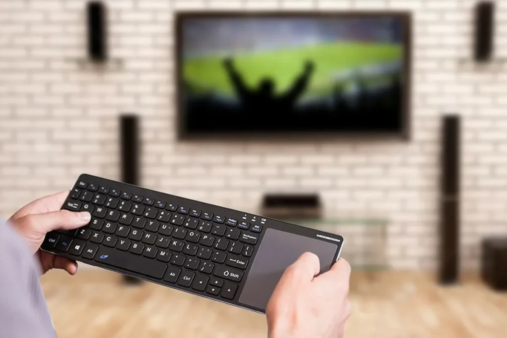 Mannen kopplade ett tangentbord till tv:n.