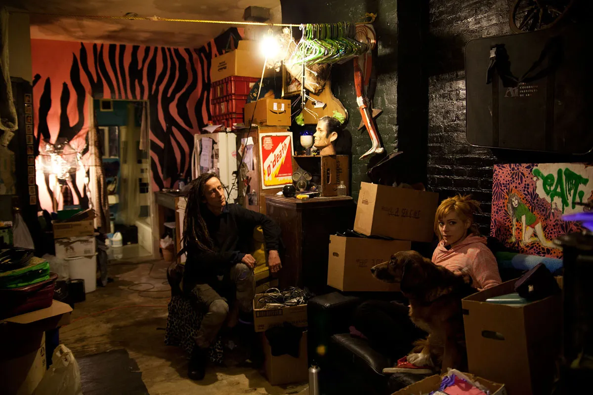 De bröt sig in i mannens hus och gömde sig där tills han kom hem.