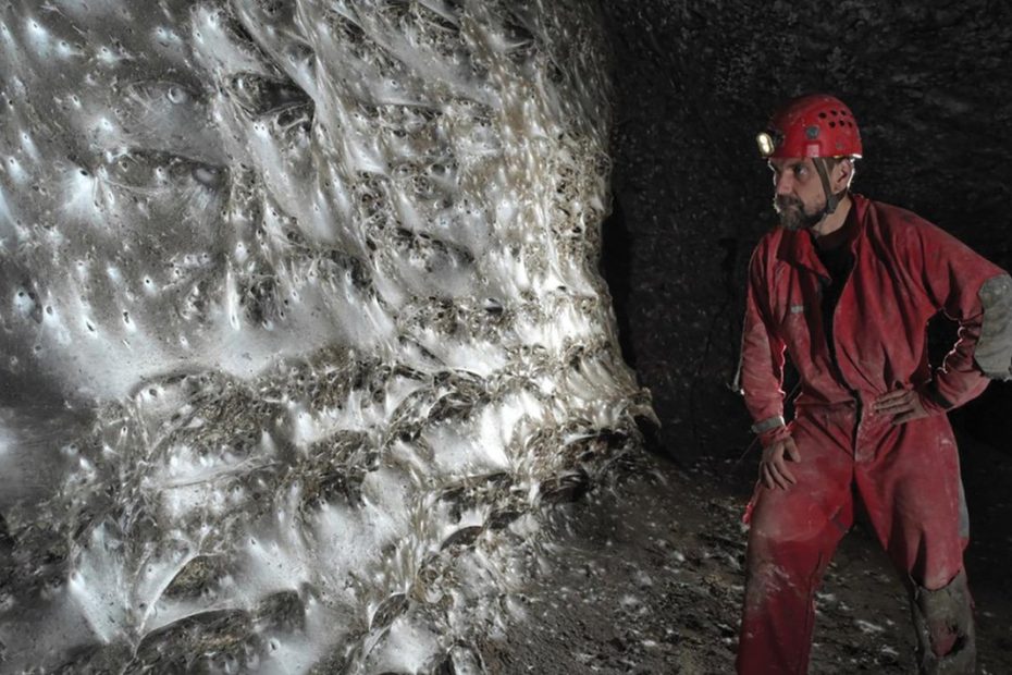 En grotta med ett enormt spindelnät.