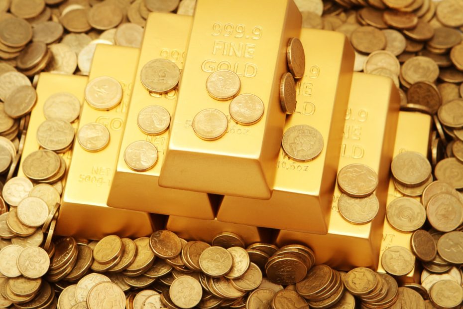 Guldtackor och guld mynt hittades i ett land.