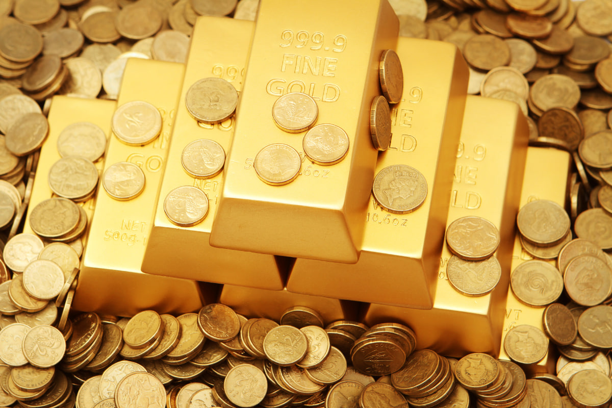 Guldtackor och guld mynt hittades i ett land.