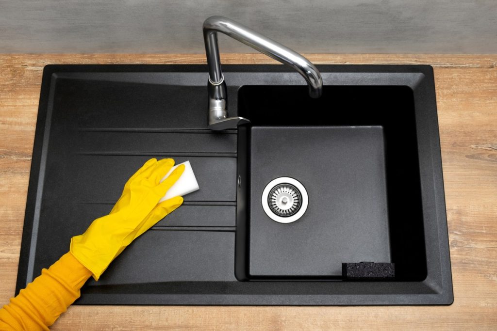 Det är extremt viktigt att rengöra diskbänk.