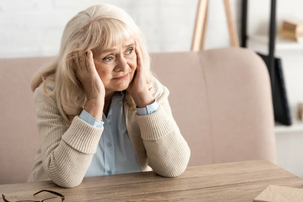En äldre kvinna är ledsen över sin bostad ssituation.