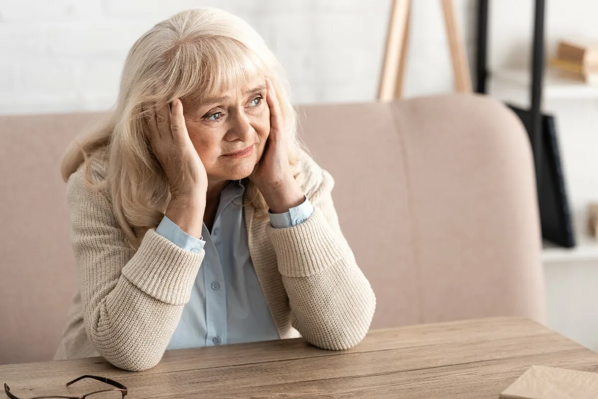 En äldre kvinna är ledsen över sin bostad ssituation.