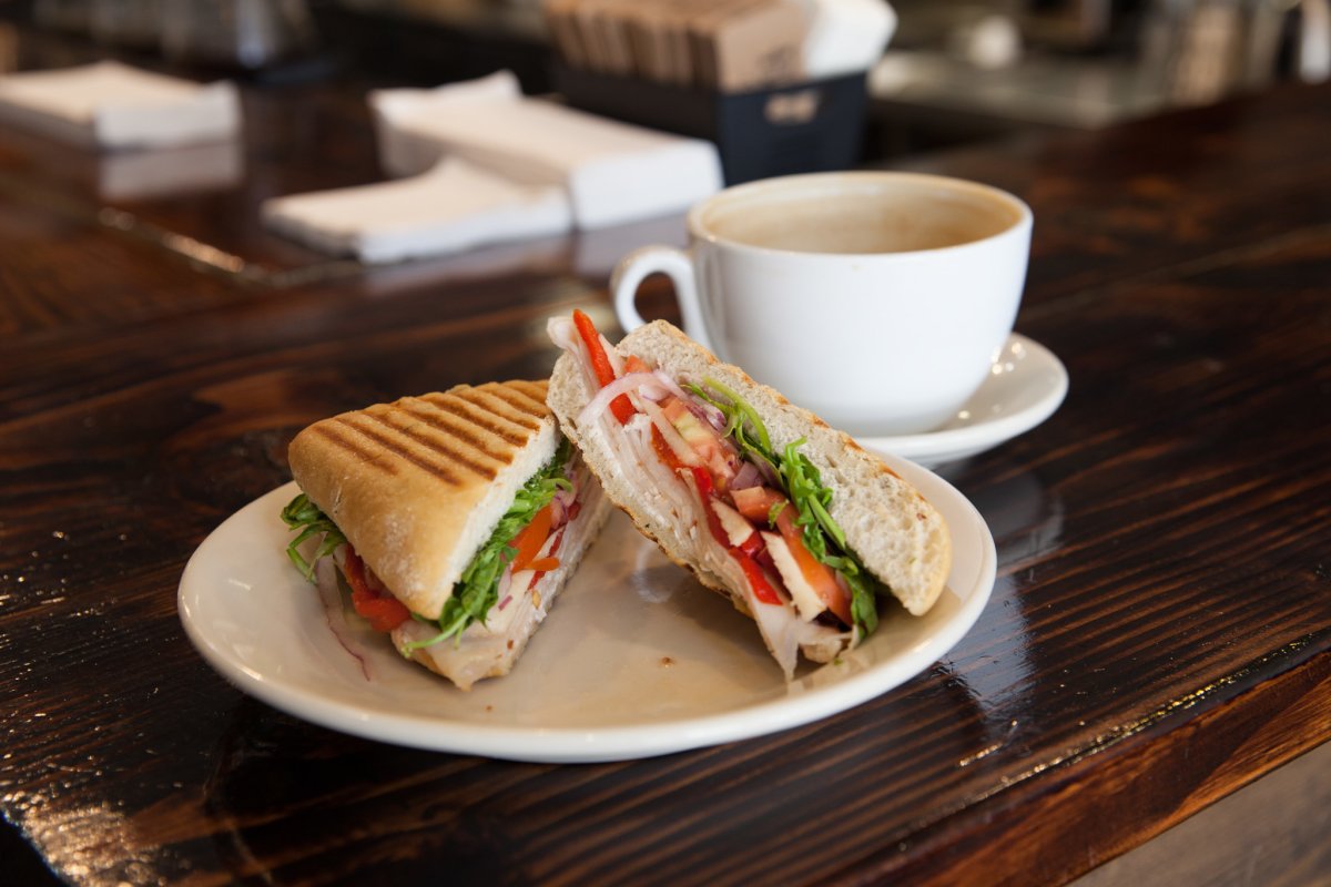 Att äta ett mellanmål på ett café är en typ av utgift.