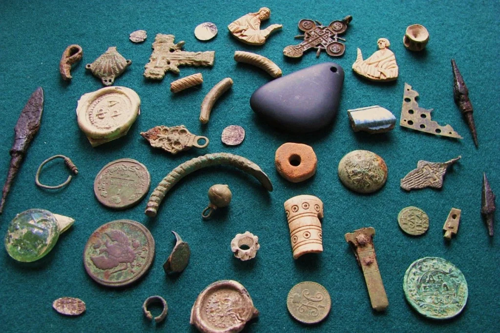 Föremål som hittats under utgrävningar.