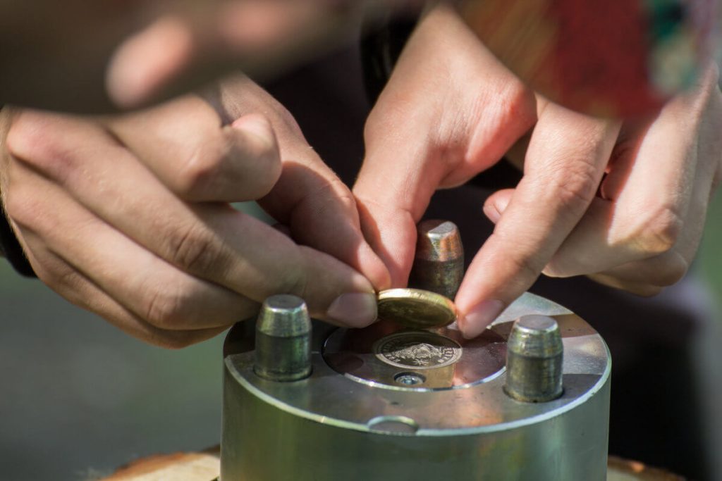 Processen att prägla mynt.