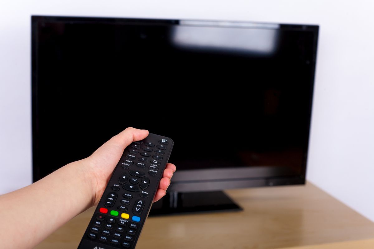 Stäng av televisionen med fjärrkontrollen och koppla ur den från elnätet.