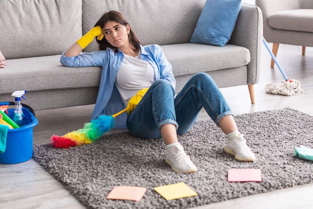 Flickan var trött efter städningen.