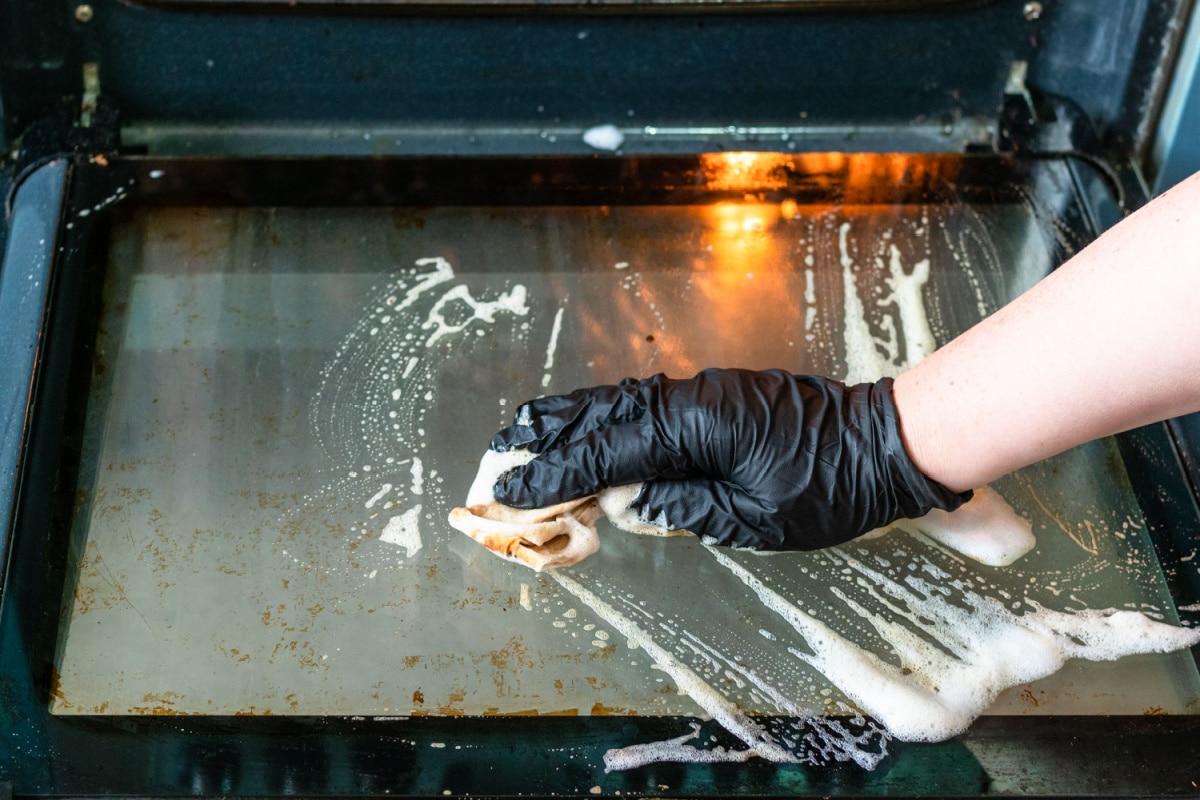 Rengöring av ugn sluckan.