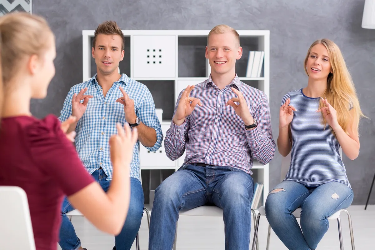 Människor kommunicerar med gester.