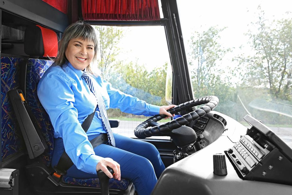 En äldre busschaufför vid ratten.