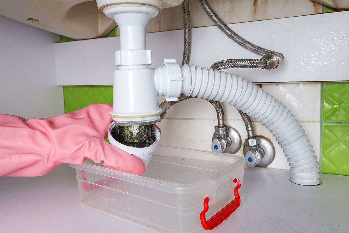 Ta bort avloppsbrunnen från diskbänken och rengör den.