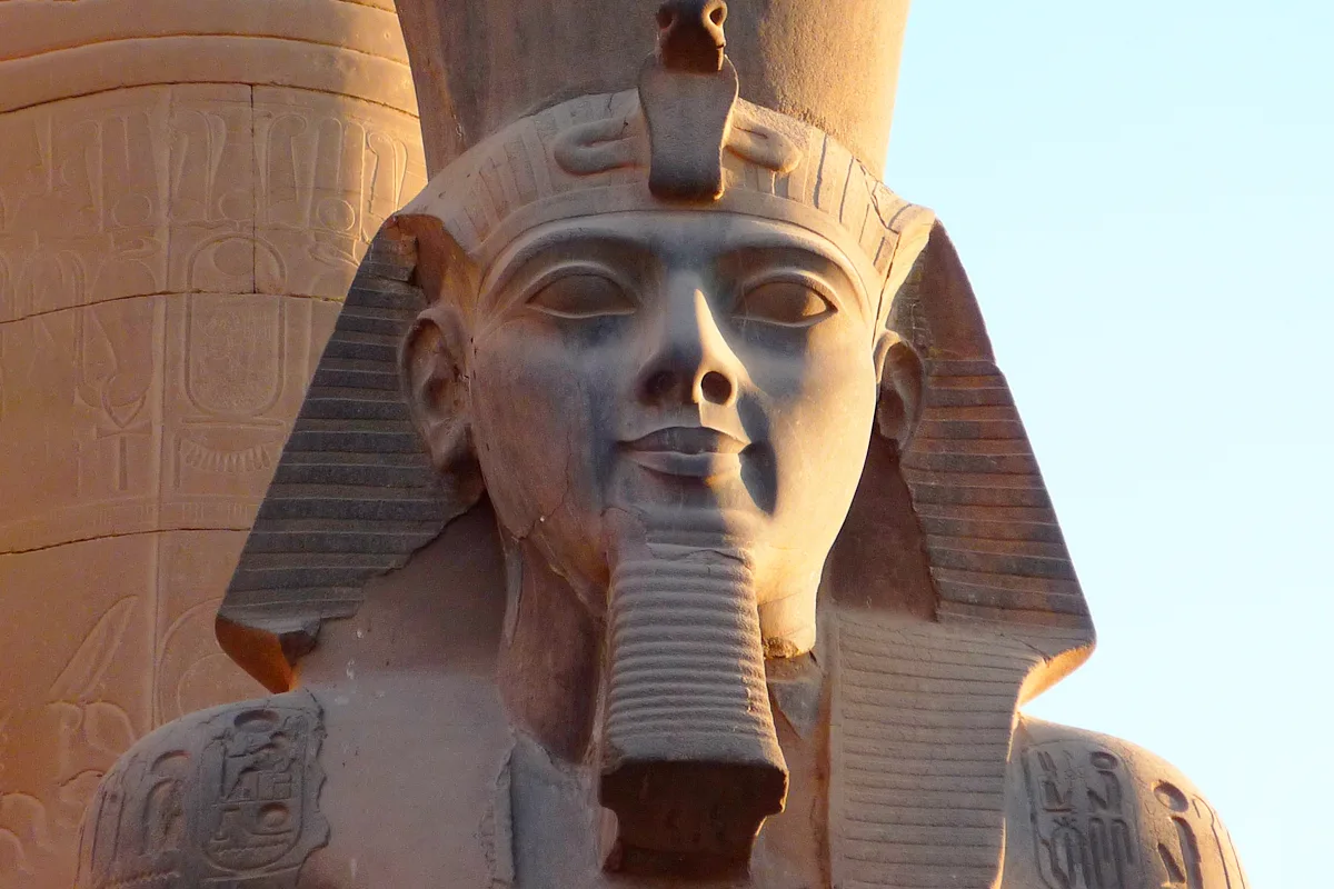 Forntida egyptisk staty.