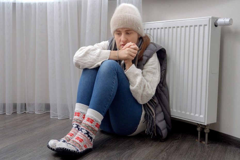 Flickan fryser eftersom uppvärmning är avstängd.