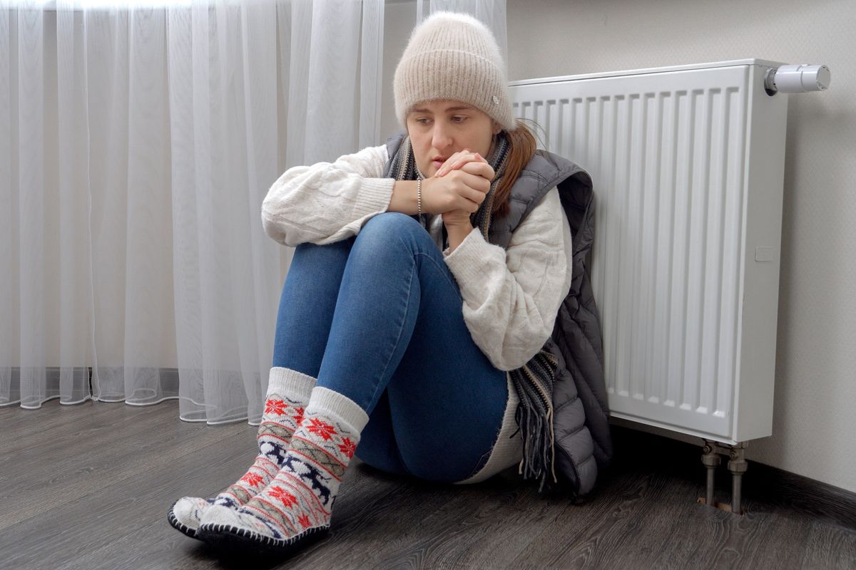 Flickan fryser eftersom uppvärmning är avstängd.
