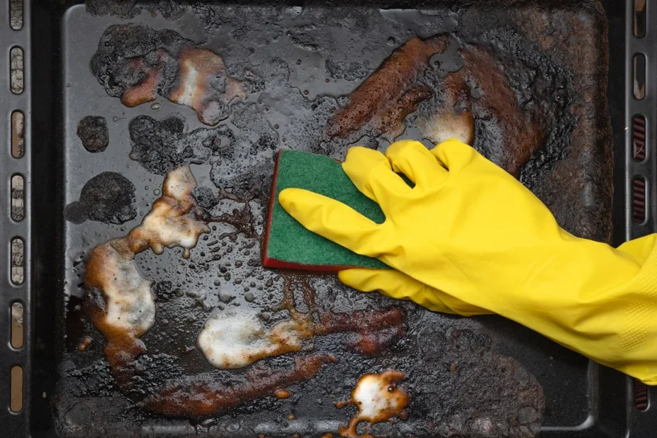 Rengöring av en smutsig bakplåt.