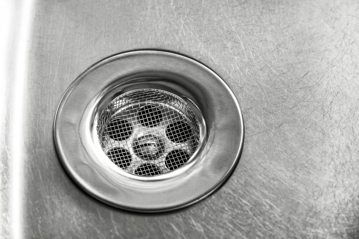 Du måste använda ett avloppsfilter i diskhon.