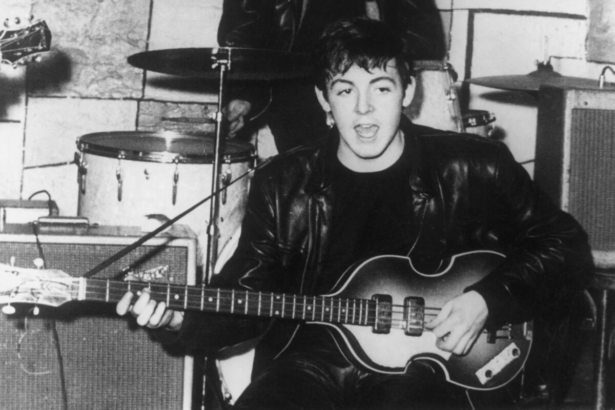 Medan de andra var upptagna bestämde sig McCartney för att göra allt själv.