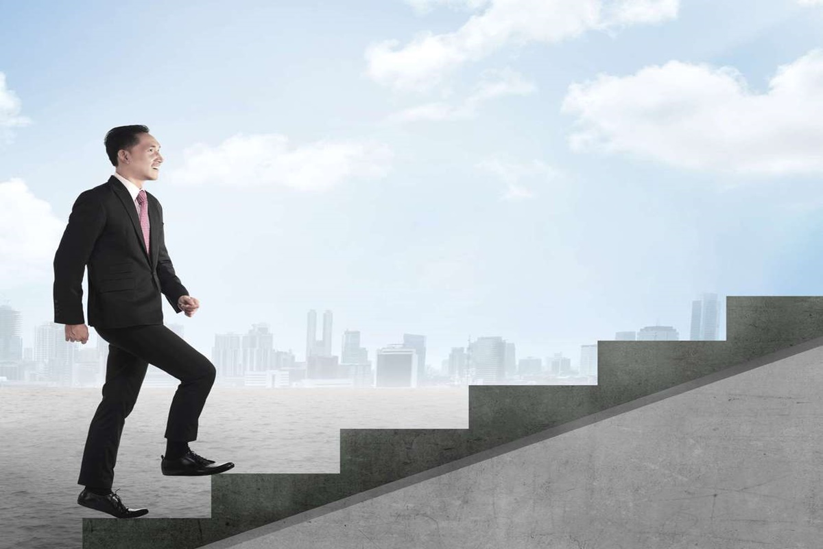 En man går uppför trappan.