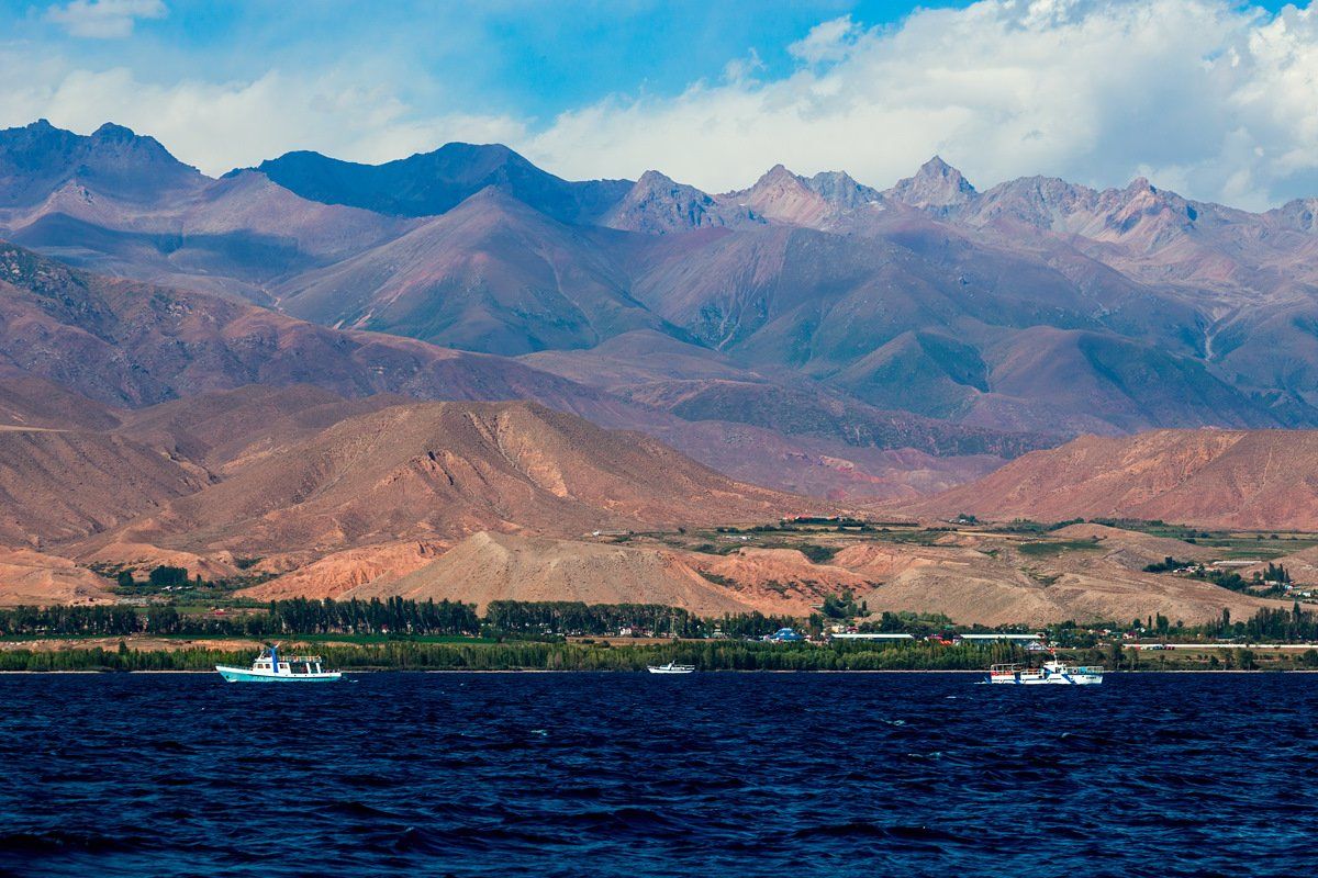 Issyk-Kul är en sjö som ligger i Kirgizistan.