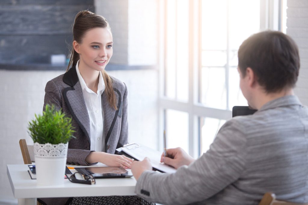Chefen genomför en anställningsintervju.