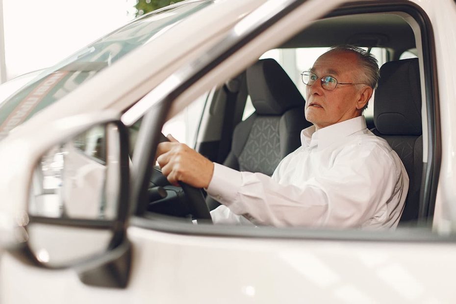 En äldre pensionär bor i sin bil.