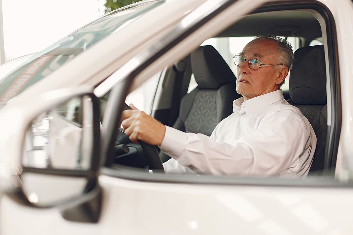 En äldre pensionär bor i sin bil.