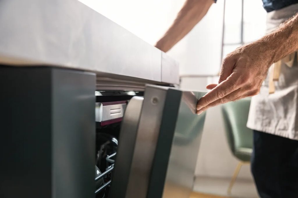 Du måste öppna diskmaskin lucka lite grand.