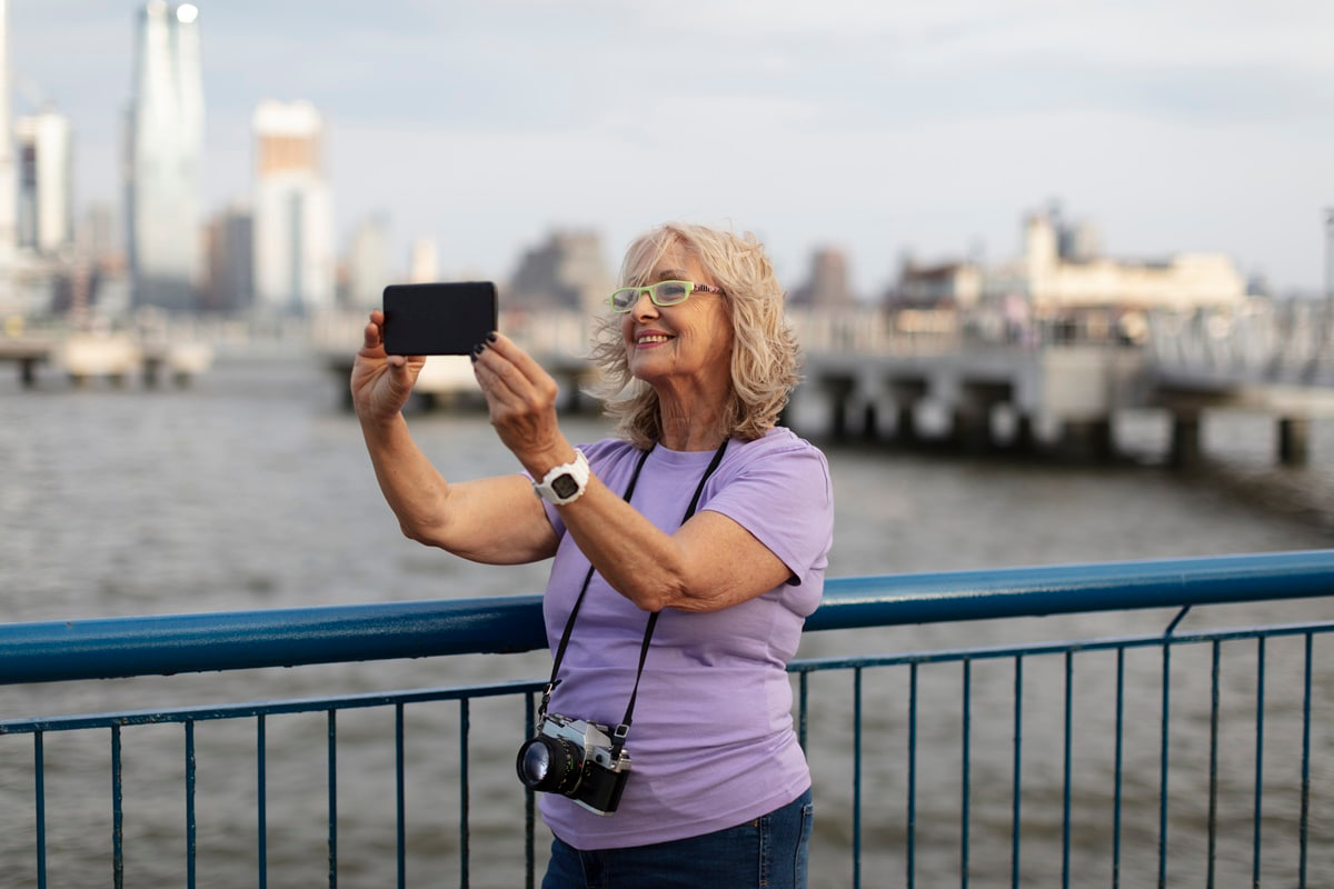 Tack vare sina finansiella kunskaper kan hon resa jorden runt.