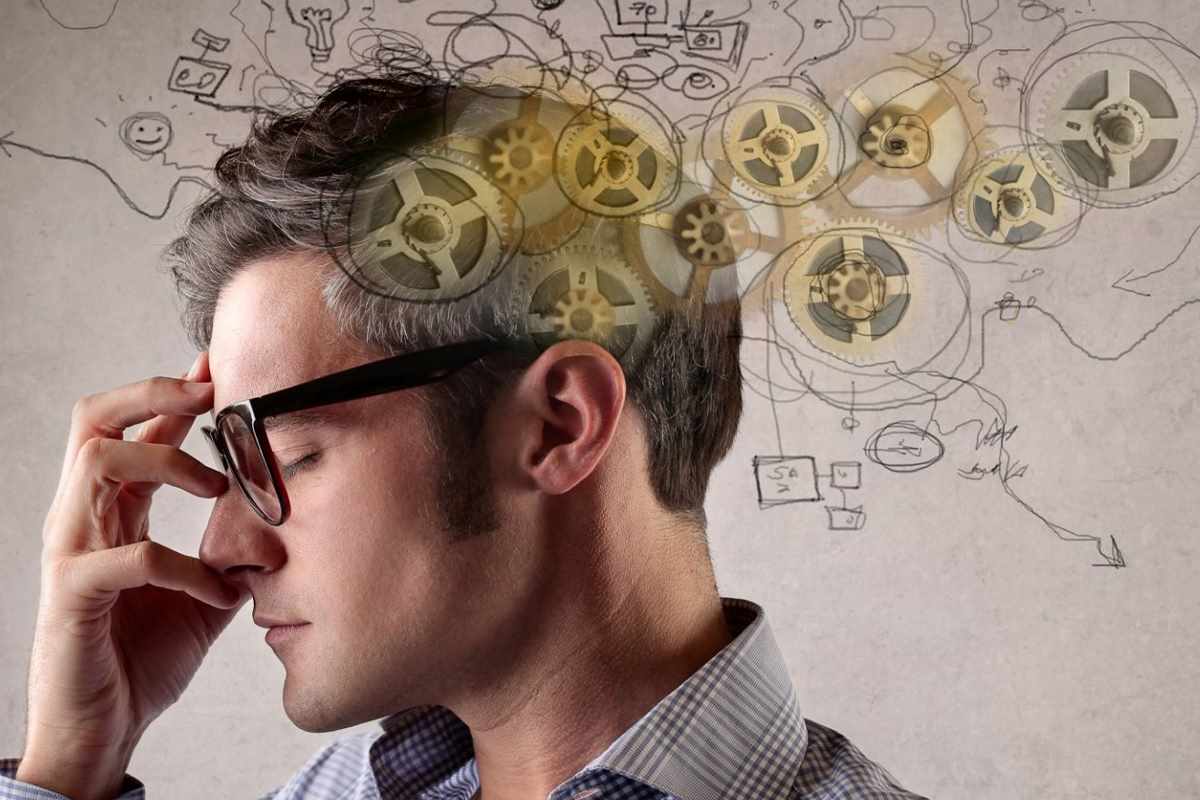 En klok person tänker djupt på något.