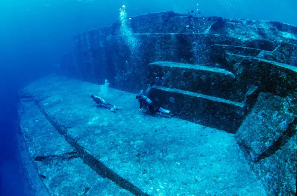Yonaguni-monumentet är en forntida undervattenspyramid i Japan.