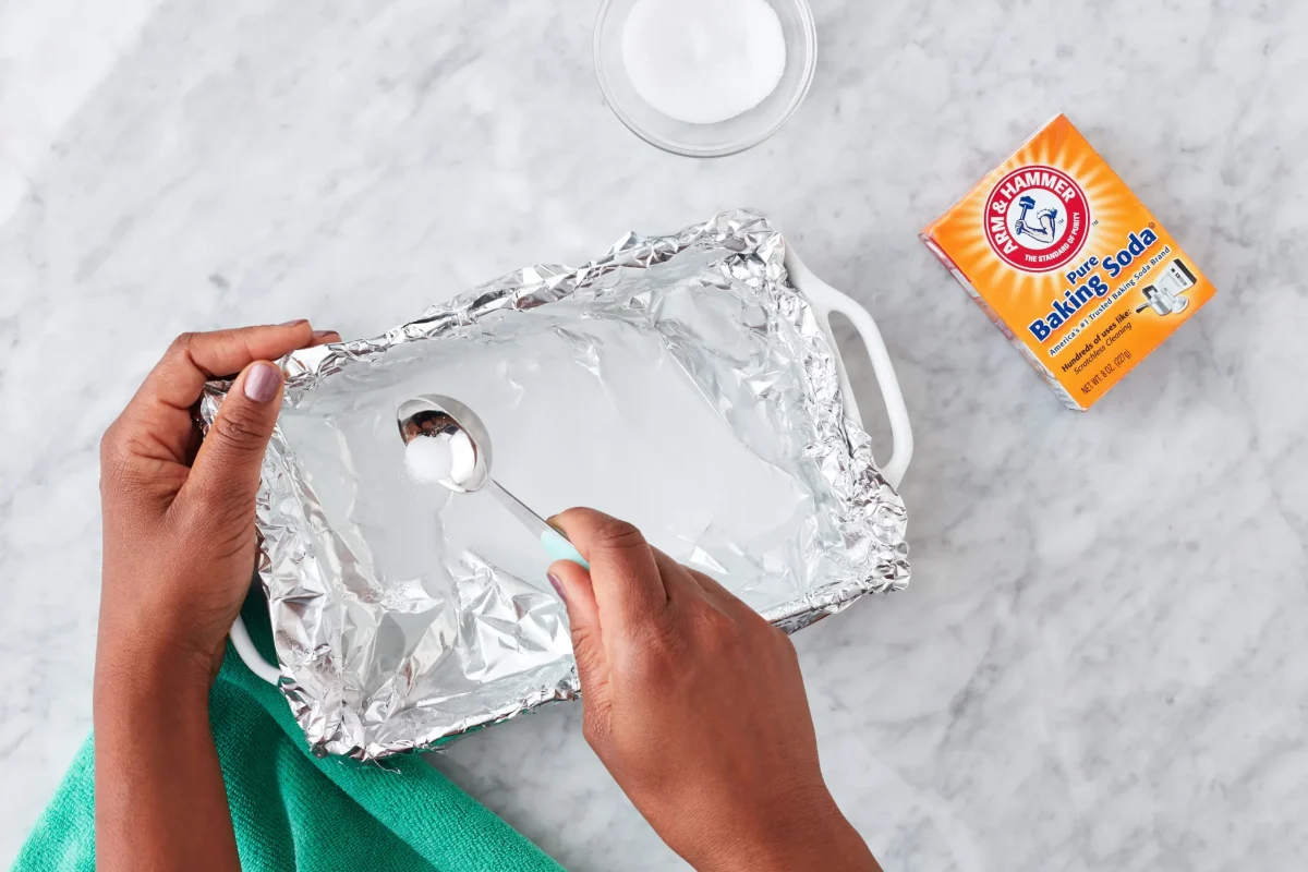 Bakpulver och aluminiumfolie är ett duo som hjälper dig att städa.