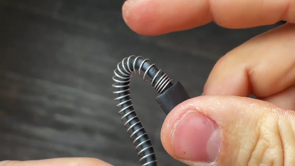 Fjädern från handtaget sträcktes ut på laddningskabeln.