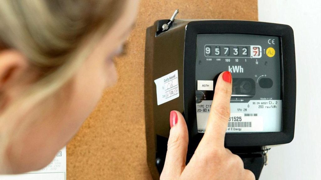 En kvinna kontrollerar elmätaren.
