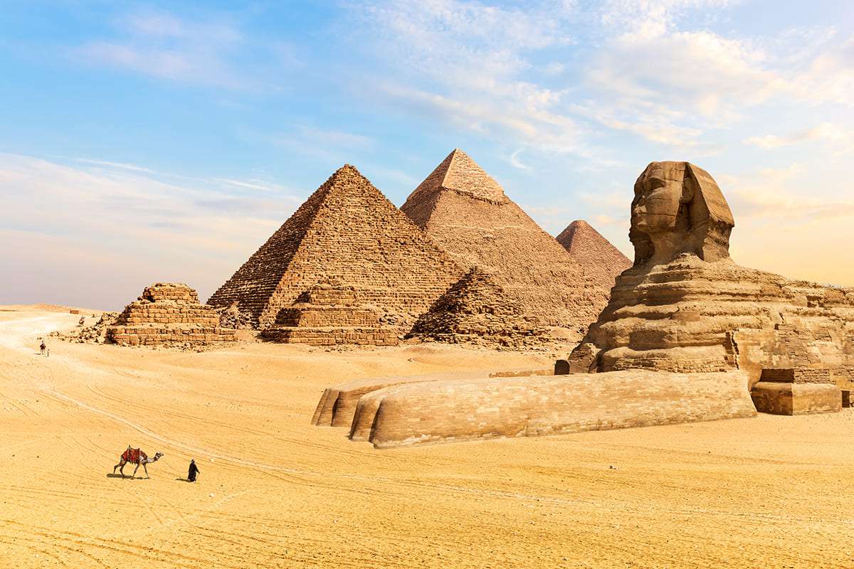 Pyramid i Egypten och sfinxen.