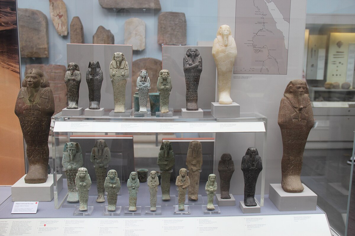 Figurinerna upptäcktes av arkeologer och överlämnades till museet.