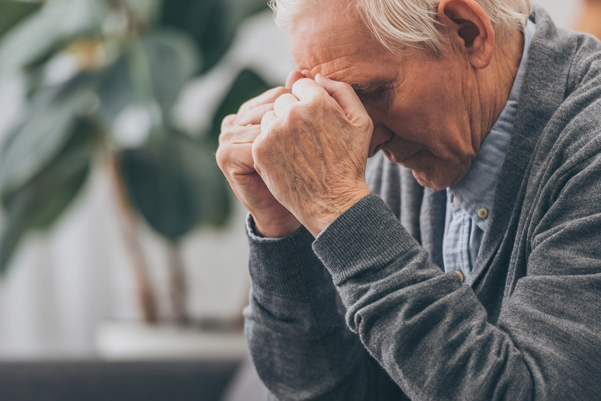 Den äldre mannen plågas av sitt samvete.