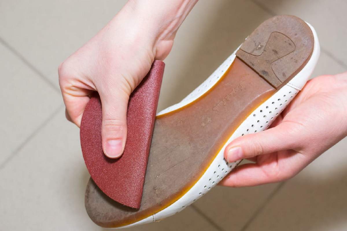 Gnugga skosulorna med sandpapper.