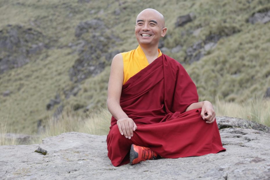 En munk från tibet i meditativ ställning.