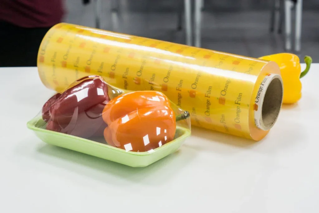 Enligt forskaren kan plastfolie avge ftalater, som är giftiga ämnen för människokroppen.