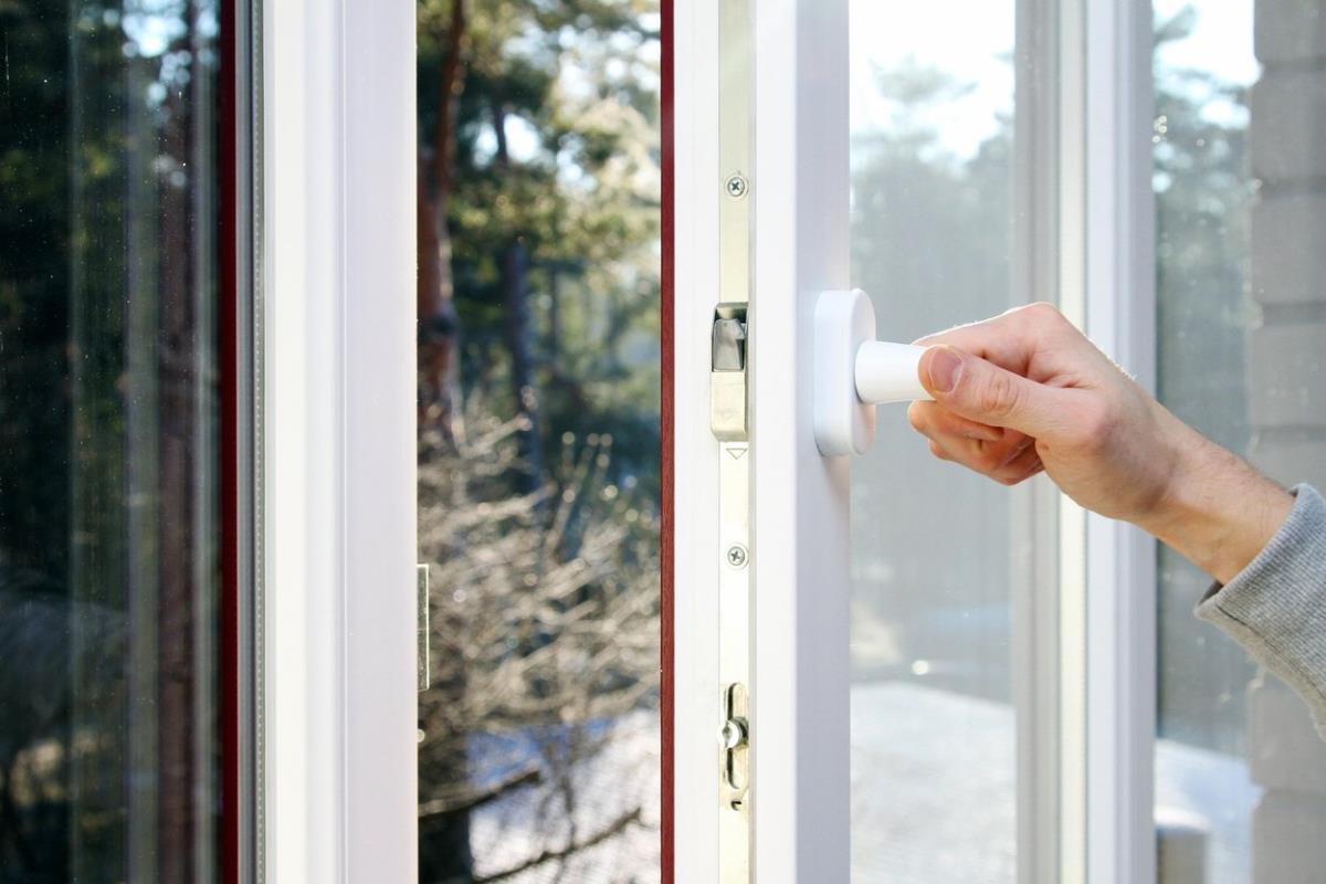 Att ventilera rummet är ett bra sätt att upprätthålla en hälsosam hemmiljö.